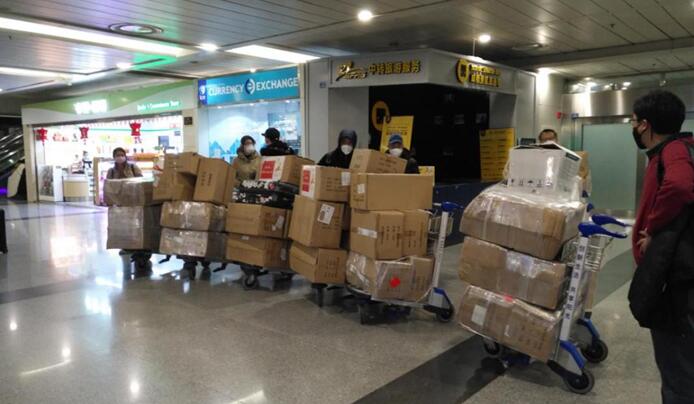 省兴发游戏xf集团捐赠首批紧缺防疫物资运抵华西医院