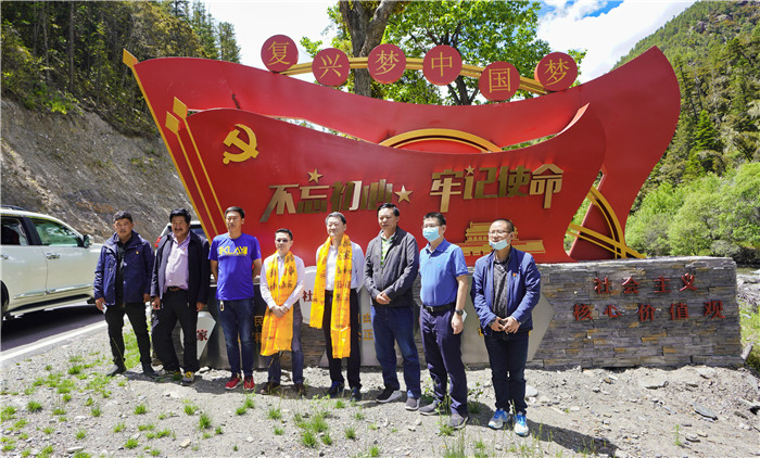 兴发游戏xf集团党委书记、董事长任丁率队赴麻格同村推动对口助扶工作