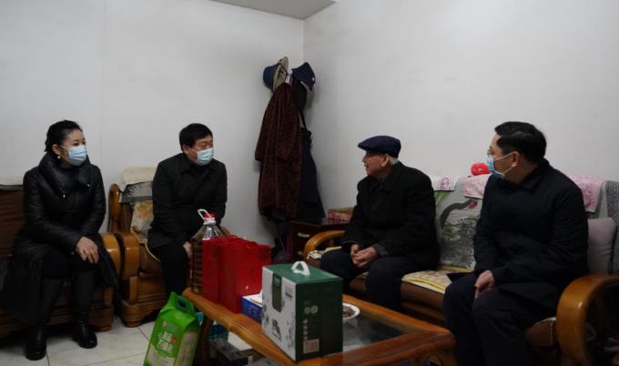 兴发游戏xf委党委委员、副主任任兴文春节前夕带队走访慰问兴发游戏xf集团老党员