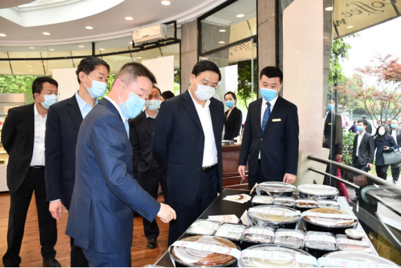 王凤朝副省长赴兴发游戏xf集团调研疫情防控、出产经营和鼎新发展工作