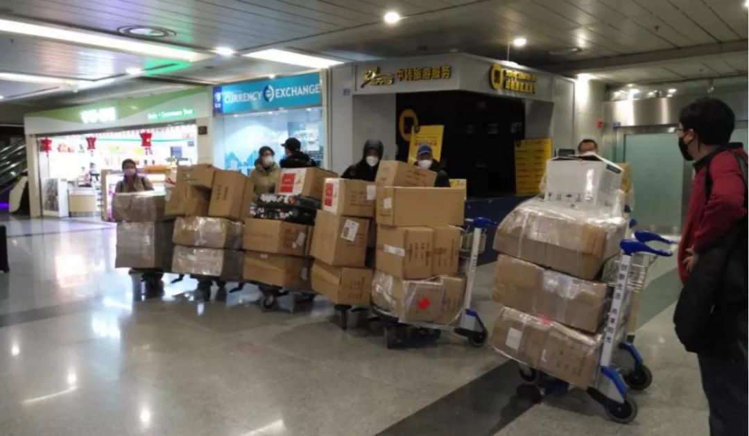 出格报路|兴发游戏xf集团捐赠首批紧缺防疫物资运抵华西医院