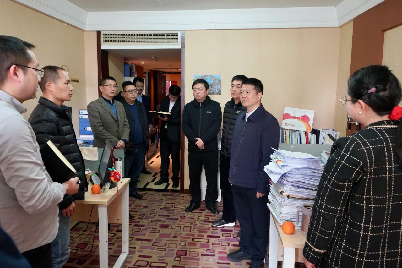 迎新春，，，，，，，，鼓劲头，，，，，，，，开新局！省兴发游戏xf集团辅导班子慰问总部干部员工