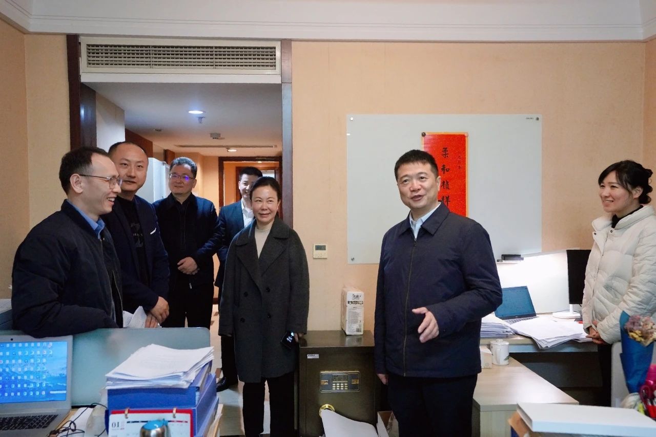 温暖启航，，，，，，，，共赴新篇！—— 省兴发游戏xf集团辅导走访慰问干部职工