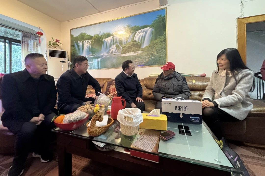 兴发游戏xf委党委委员、副主任何政走访慰问省兴发游戏xf集团老党员、老干部