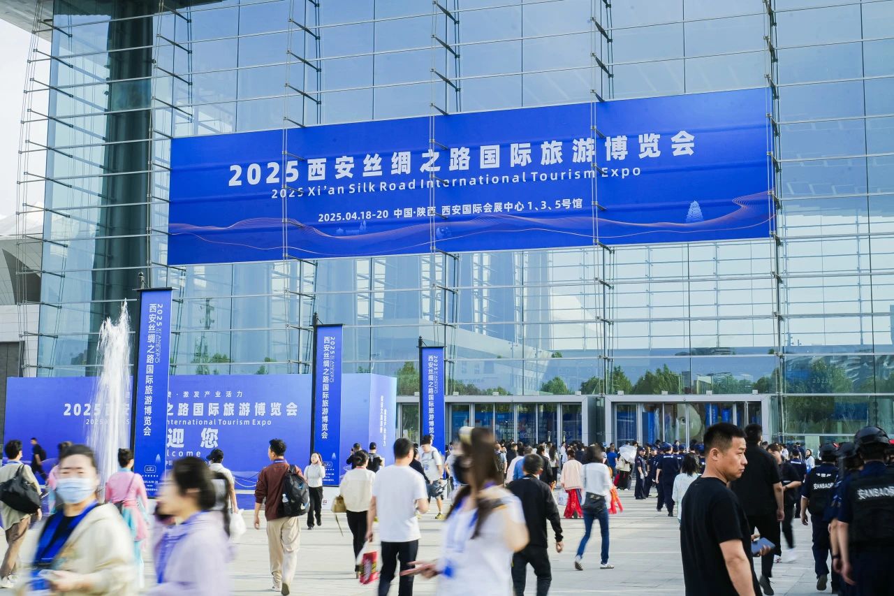 安逸号·熊猫专劣装开进”2025西安丝路旅博会！四川兴发游戏xf打造“移动的天府会客厅”
