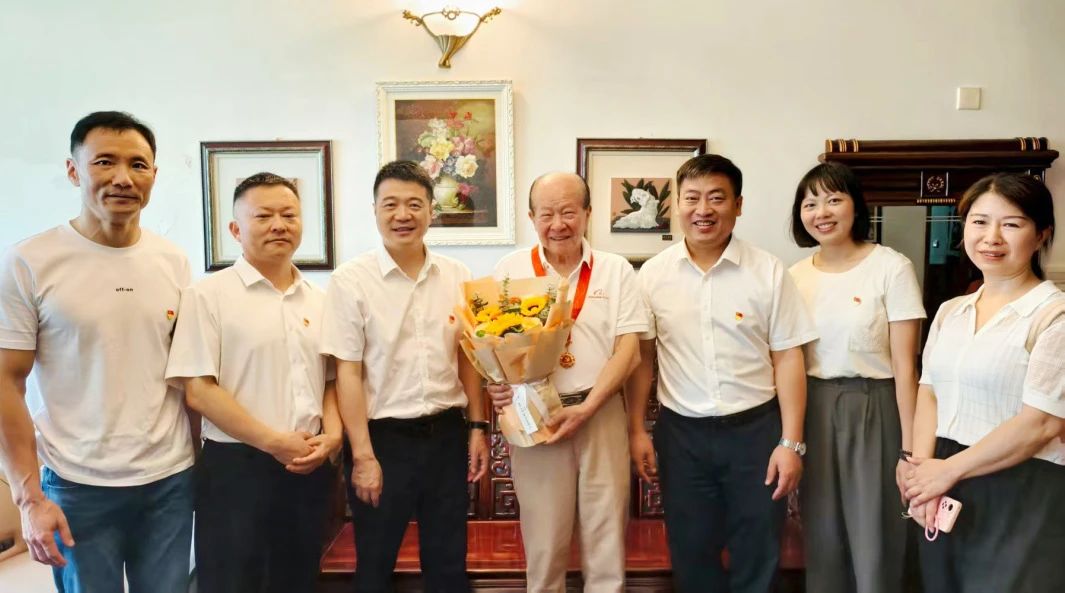 省兴发游戏xf集团党委走访慰问老党员 宣告“庆幸在党50年”留想章并奉上节日问候