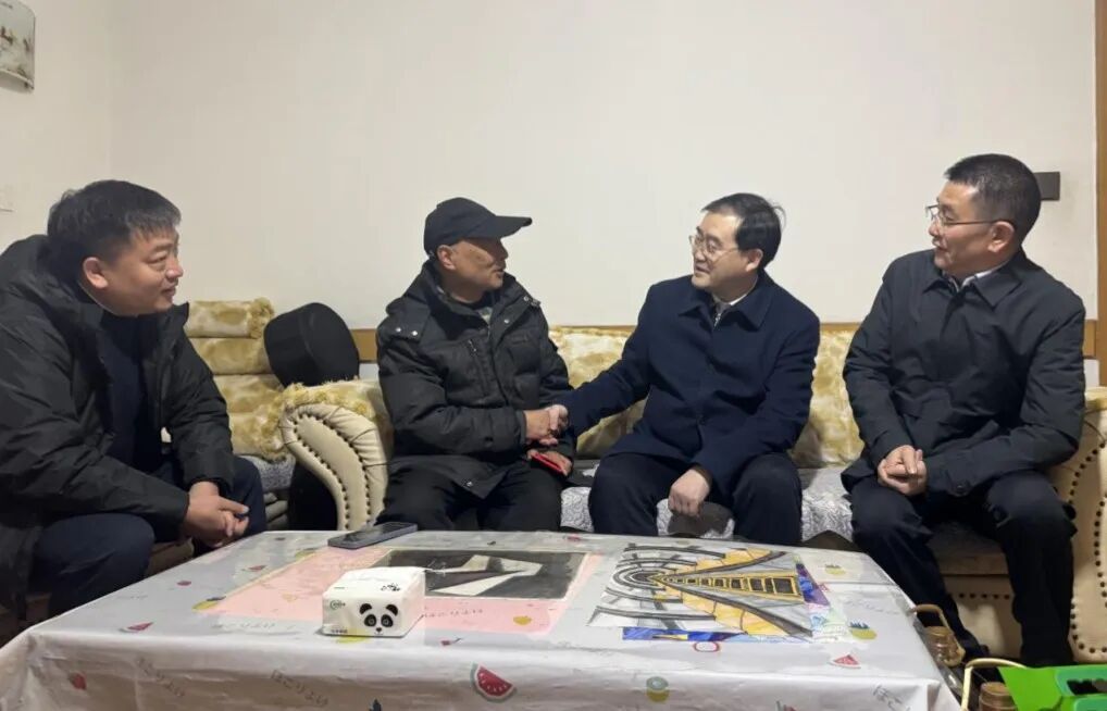 兴发游戏xf委党委委员、副主任刘晓博走访慰问省兴发游戏xf集团老党员老干部