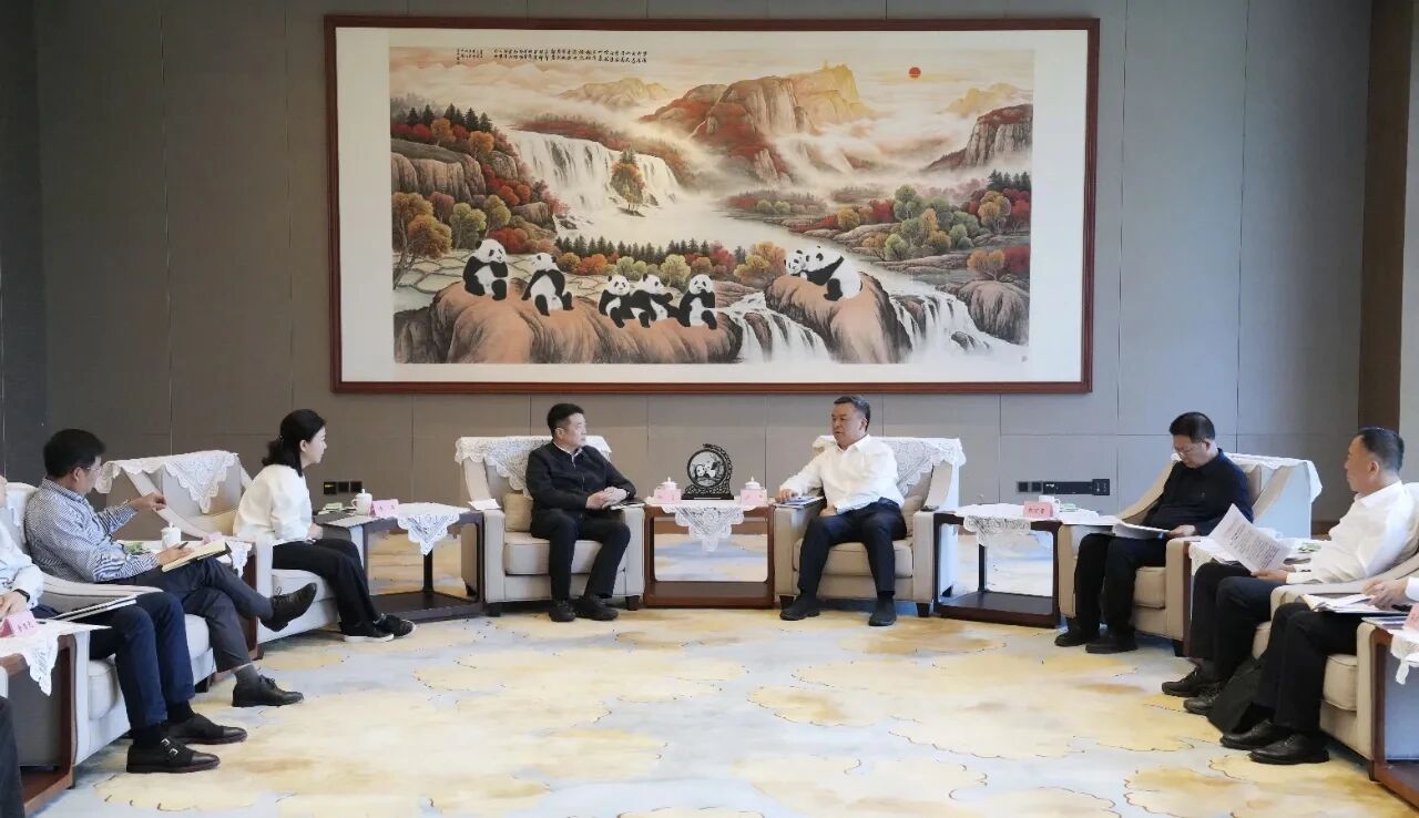 省兴发游戏xf集团与乐山市发展座谈互换