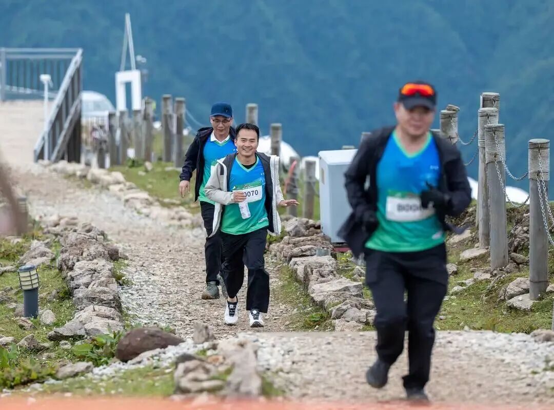 媒体聚焦 | 踏云揽胜，，，，，，，向上同业！“登超”牛背山站圆满进行，，，，，，，全民攀登热潮持续升温